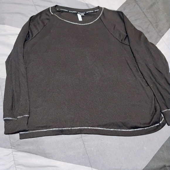 Chic Black Long Sleeve Top with Contrast Stitching - Picture 1 of 9